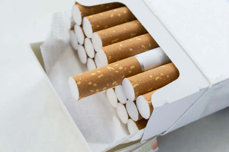maço de cigarros que provoca danos à saúde dos fumantes