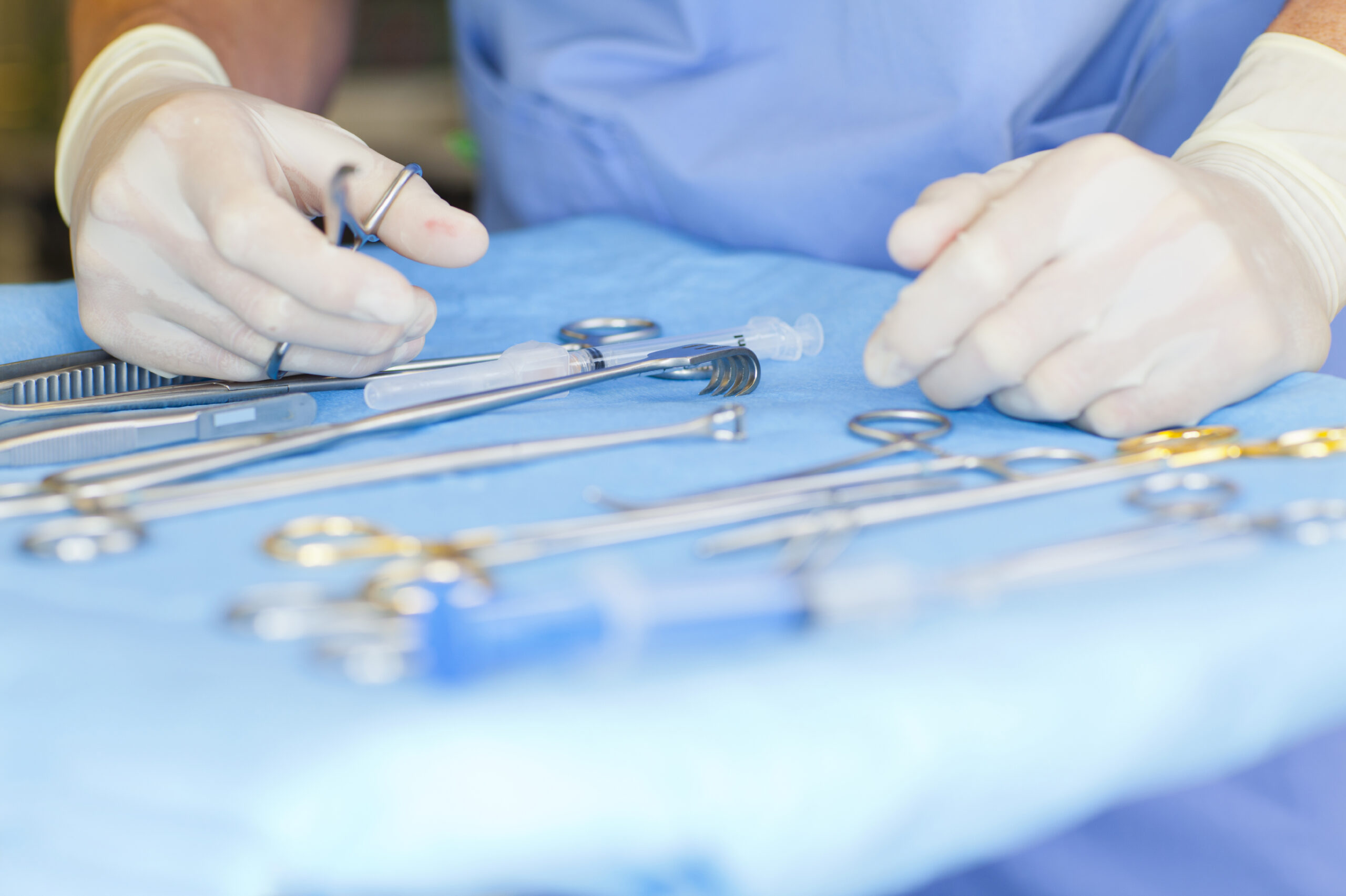 instrumentos cirúrgicos sobre a mesa de cirurgia