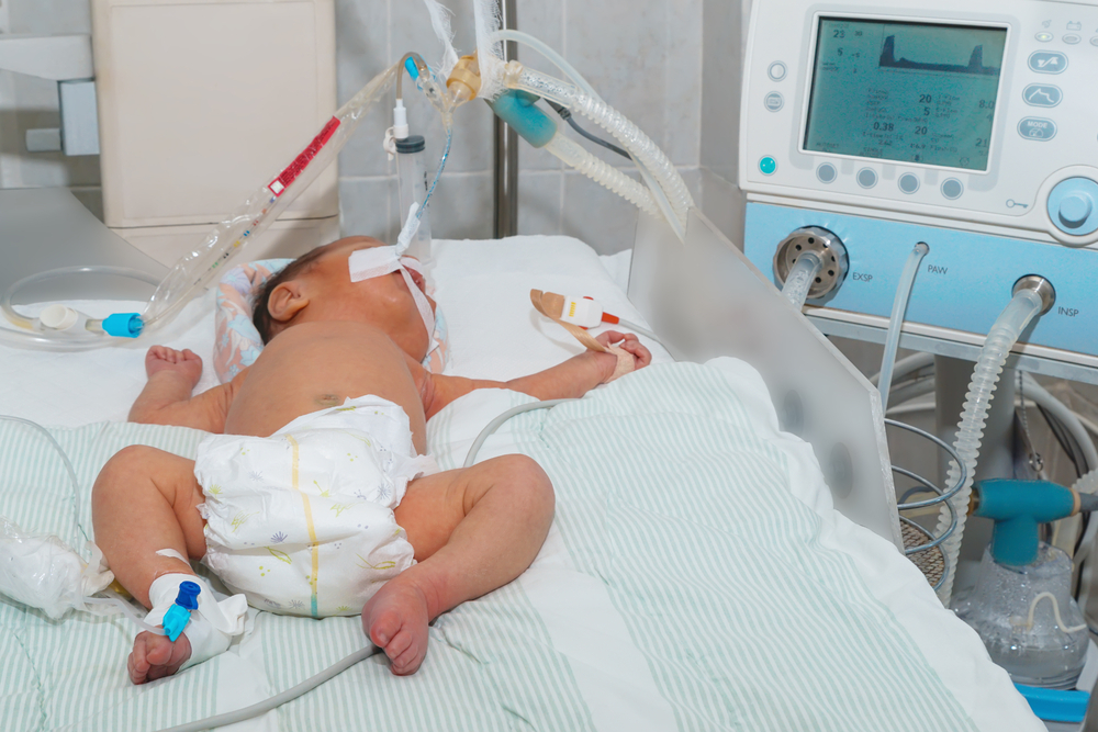 bebê UTI neonatal com aparelhos na cama